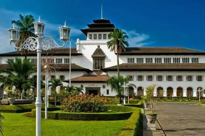 Bandung Day Trip: Colonial Landmarks & Cultural Shows