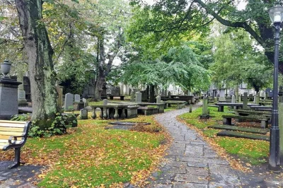 Recorre las calles antiguas de aberdeen con un tour de audio autoguiado sobre crimen y castigos, visita marischal college y mercat cross, pausa cuando quieras y accede sin conexión.
