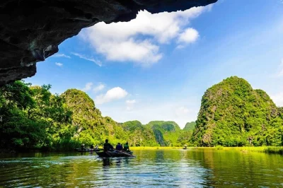 Entdecke ninh binh: mit dem ruderboot durch die tam coc höhlen, fahrradtour durch dörfer, wanderung zur mua höhle mit panorama und besuch der alten hauptstadt hoa lu. inkl. mittagessen & transport.