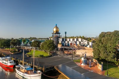 Découvrez l’art de hundertwasser à whangarei, promenez-vous sur son toit végétalisé avec vue sur la ville, explorez la galerie d’art wairau māori, et profitez d’un accès toute la journée
