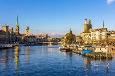 Zurigo e lago: Tour privato in Mercedes con traghetto incluso