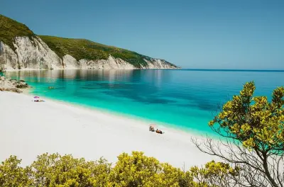 Assos, lago Melissani e praia Fteri: Tour privado de um dia