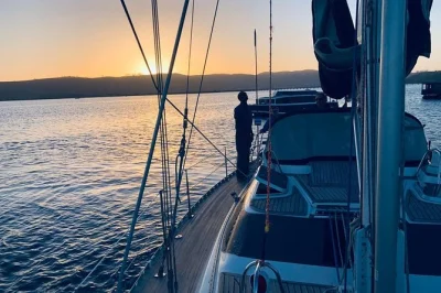 Abfahrt vom knysna waterfront für eine entspannte sonnenuntergangs-tour durch die lagune und heads, mit mediterranem dinner, südafrikanischem sekt und lokalem guide.