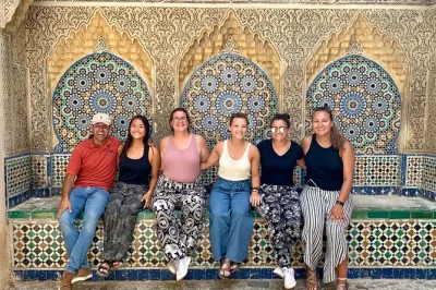 De tarifa a tânger: passeio de um dia com bilhetes de balsa, passeio de camelo na praia do atlântico, tour guiado pela medina, almoço marroquino e artesanato local.