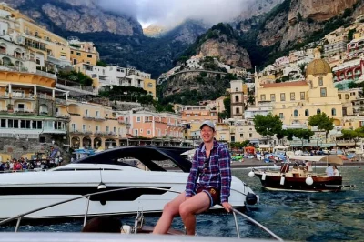 Descubre amalfi, positano y praiano en un tour privado en barco: nada, haz snorkel y relájate con bebidas, snacks y guía local. incluye recogida y equipo completo.