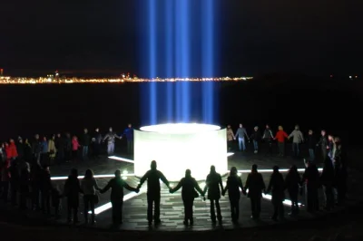 Traghetto da reykjavik all’isola di viðey per una passeggiata serale alla imagine peace tower, con guida locale, bevande calde e storie sul tributo di yoko ono.