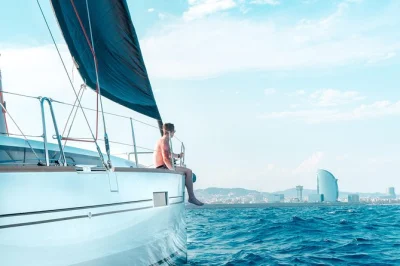 Scopri la costa di barcellona con una crociera in yacht per piccoli gruppi, gustando pinchos dello chef, open bar e viste mozzafiato sulla città. include bevande, snack e skipper professionista.