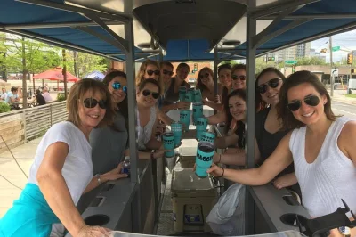 Scopri phoenix pedalando in un party bike privato tra bar, birrerie artigianali e speakeasy nascosti, con drink speciali, byo e guida locale inclusa.