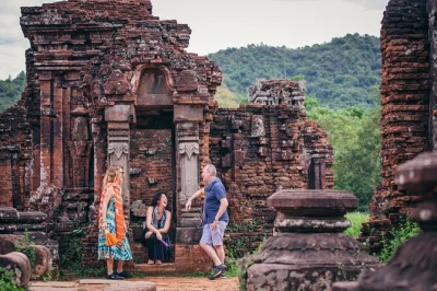 Saia de hoi an para um passeio privado até as ruínas sagradas de my son, veja a dança apsara e tome café com uma família local. inclui transporte e guia.