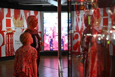 Vive la pasión del liverpool fc en el museo de anfield: recorre momentos legendarios, admira todos los trofeos juntos y revive la temporada 2024/25. incluye entrada.