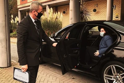 Empieza tu viaje en londres sin estrés con un traslado privado de heathrow a gatwick. incluye recogida en hotel, bienvenida en llegadas y todos los cargos sin sorpresas.