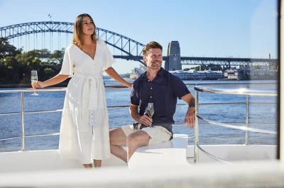Viva as luzes de sydney harbour em um cruzeiro jantar para pequenos grupos, degustando um menu local de 3 pratos e espumante de boas-vindas. acessível para cadeirantes, inclui café ou chá.
