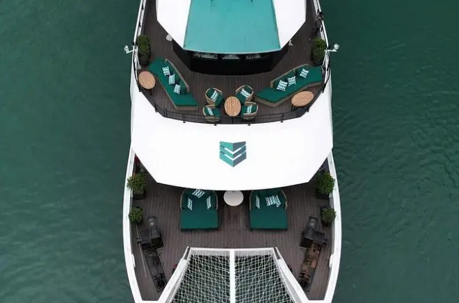Passeio de catamarã em Ha Long Bay com culinária e caiaque