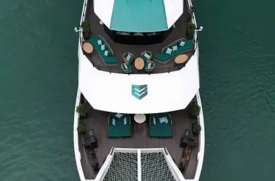 Passeio de catamarã em Ha Long Bay com culinária e caiaque