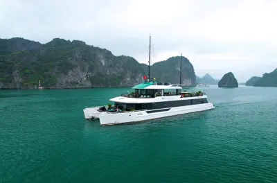 Baía de Ha Long: Caiaque, almoço e pôr do sol saindo de Hanoi
