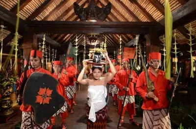 Royal Tugudom Majapahit Zeremonielles Abendessen in Seminyak