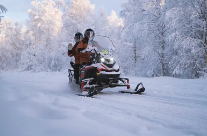 Safari in motoslitta a Rovaniemi: 1 ora di guida nell’inverno artico