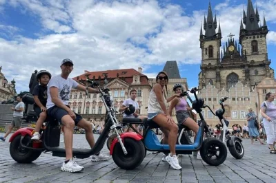 Entdecken sie prags top-sehenswürdigkeiten mit einem privaten e-scooter. besuchen sie den altstädter ring, die karlsbrücke, die prager burg & mehr mit einem lokalen guide. einfach, spaßig und umwe