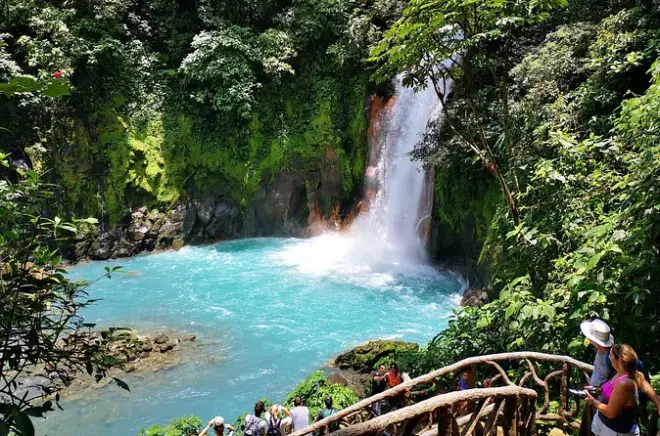 Randonnée privée à la cascade Rio Celeste avec paresseux