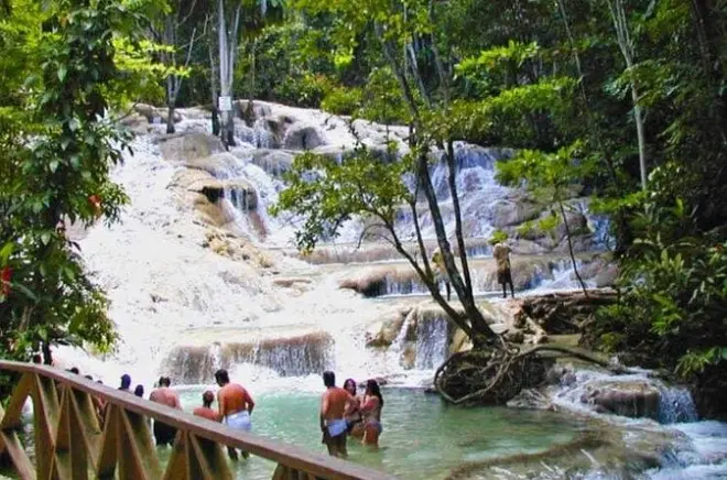 Dunn's River Falls da Montego Bay: Salite bagnate o asciutte
