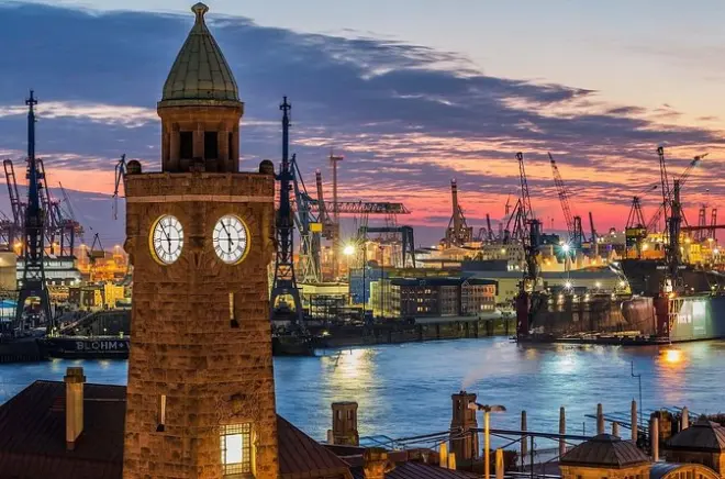 Hamburg Private Walking Tour: City Hall, Old Town & Bridges