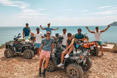 Descubre la isla de vis con un safari en quad por túneles de la segunda guerra mundial, pueblos antiguos y vistas panorámicas—todo con guía local y entradas incluidas.