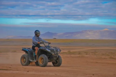 Découvrez marrakech autrement : balade à dos de chameau et quad dans la palmeraie, visite de villages berbères et pause thé à la menthe, le tout en demi-journée guidée.