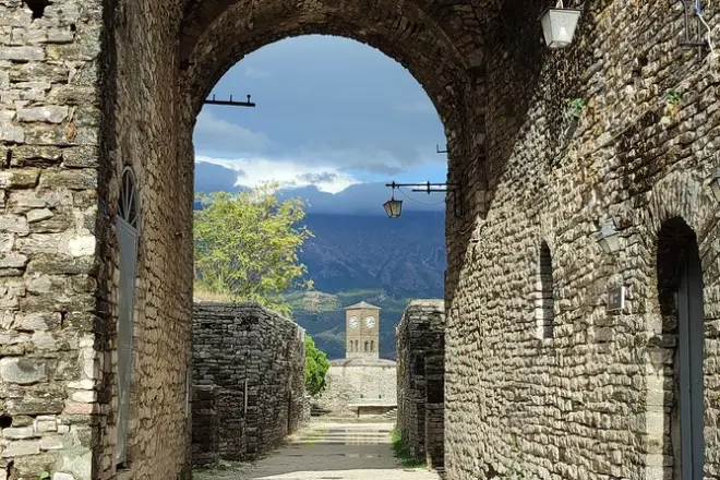 Blue Eye & Gjirokaster Tour ab Saranda: Privat & Kleingruppe