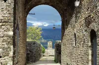 Blue Eye & Gjirokaster Tour ab Saranda: Privat & Kleingruppe
