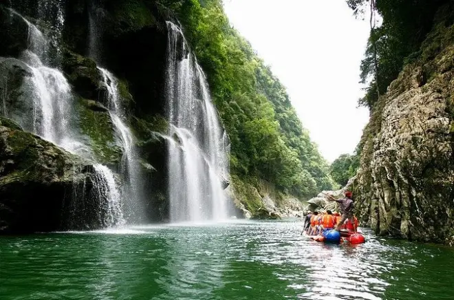 Mengdong-Fluss Rafting mit privater Abholung in Zhangjiajie