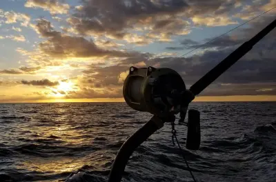 Charter privato di pesca al tramonto a Kona di 4 ore