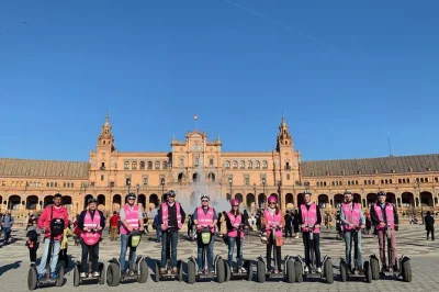 Recorre el centro histórico de sevilla en segway, con paradas en el alcázar, la catedral y el parque de maría luisa. incluye casco, guía local y bebida.