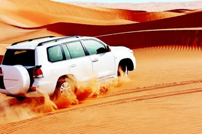 Safari nas dunas vermelhas em Ras Al Khaimah com camelo e sandboard
