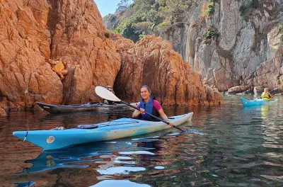 Kajakfahren Costa Brava: Cova dels Rats Penats bei Tagesanbruch