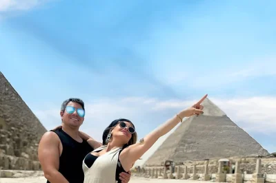 Sinta a magia das pirâmides de gizé, faça um passeio de camelo ao lado da esfinge e ganhe fotos profissionais com guia local. inclui almoço, ingressos e transporte.