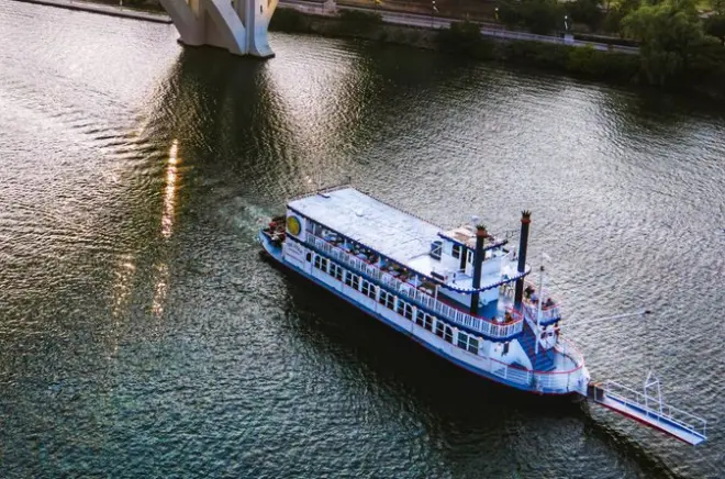 Tennessee River Kreuzfahrt in Knoxville mit Neyland-Stadionblick