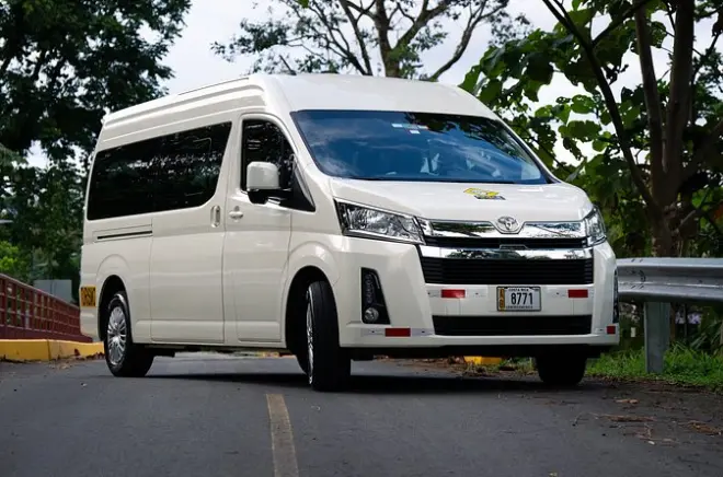 Privater Transfer Manuel Antonio nach La Fortuna: 7–10 Personen