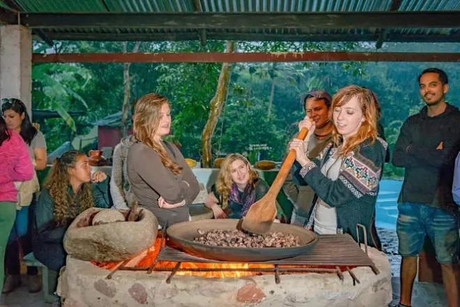 Molienda de cacao en Mindo: Elaboración ancestral de chocolate