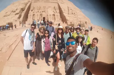 Tour privado aos templos de Abu Simbel com Ramsés II e Nefertari