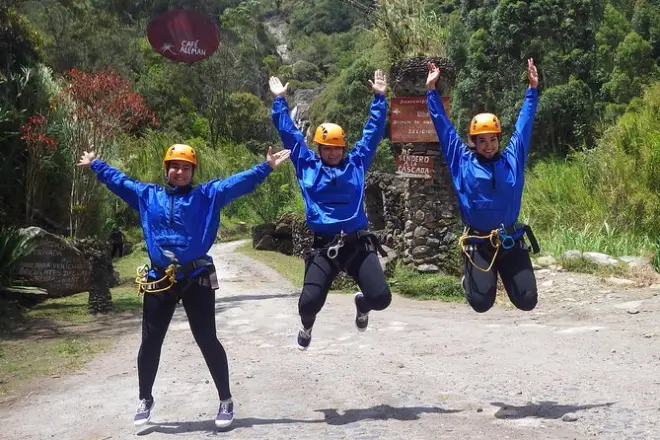 Canyoning alle cascate Chamana: Salti, discese e arrampicate