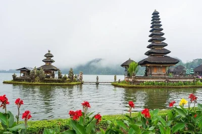Découvrez le temple ulun danu beratan, taman ayun, la porte handara et tanah lot lors d’une visite privée d’une journée à bali, avec déjeuner et conseils locaux inclus.