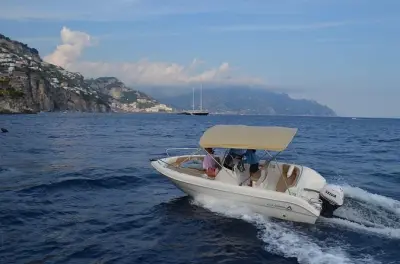 Aluguel de barco em Salerno: Dirigir na Costa Amalfitana sem licença