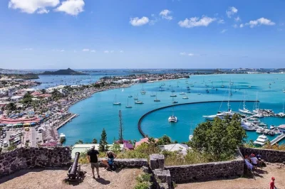 Sinta o ritmo de st maarten & st martin num tour privado—escolha suas paradas, da praia de orient bay ao forte louis, com veículo com ar-condicionado e guia local.