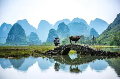 Yangshuo: Passeio de bike no rio Yulong e subida à montanha Xianggong