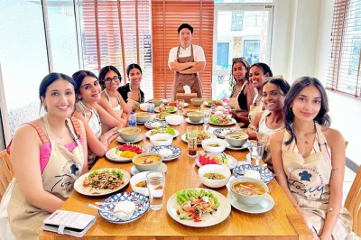 Lerne, thailändisch zu kochen in phuket. besuche einen lokalen markt, koste snacks und genieße einen praxisnahen kochkurs mit fachkundiger anleitung. kleine gruppen.