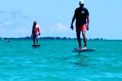 eFoil in Sarasota: Fliegen über Wasser mit Profi-Anleitung