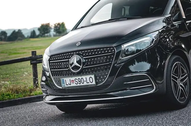 Flughafentransfer Ljubljana: Privates Auto oder Van