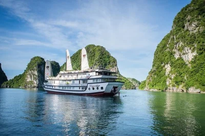 Erlebe bai tu long bay mit ihren kalksteininseln, kajake um cap la, entdecke die thien canh son höhle und genieße frische mahlzeiten auf einer ruhigen Übernachtungskreuzfahrt mit hoteltransfer.