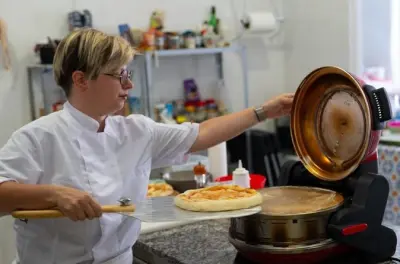 Pizza course in Catania: Make and taste with a pro pizzaiolo