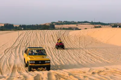 Alba o tramonto a Mui Ne tra dune bianche e villaggio pesca